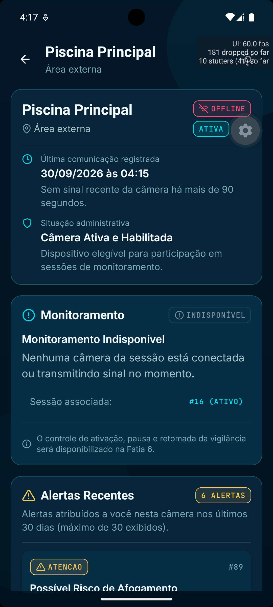 Captura da tela de detalhes da câmera e histórico de alertas no aplicativo PoolSafe